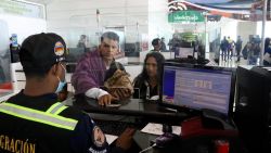 CNNE 1388549 - 5 cosas- llegan a venezuela, 115 personas varadas en la frontera chile-peru