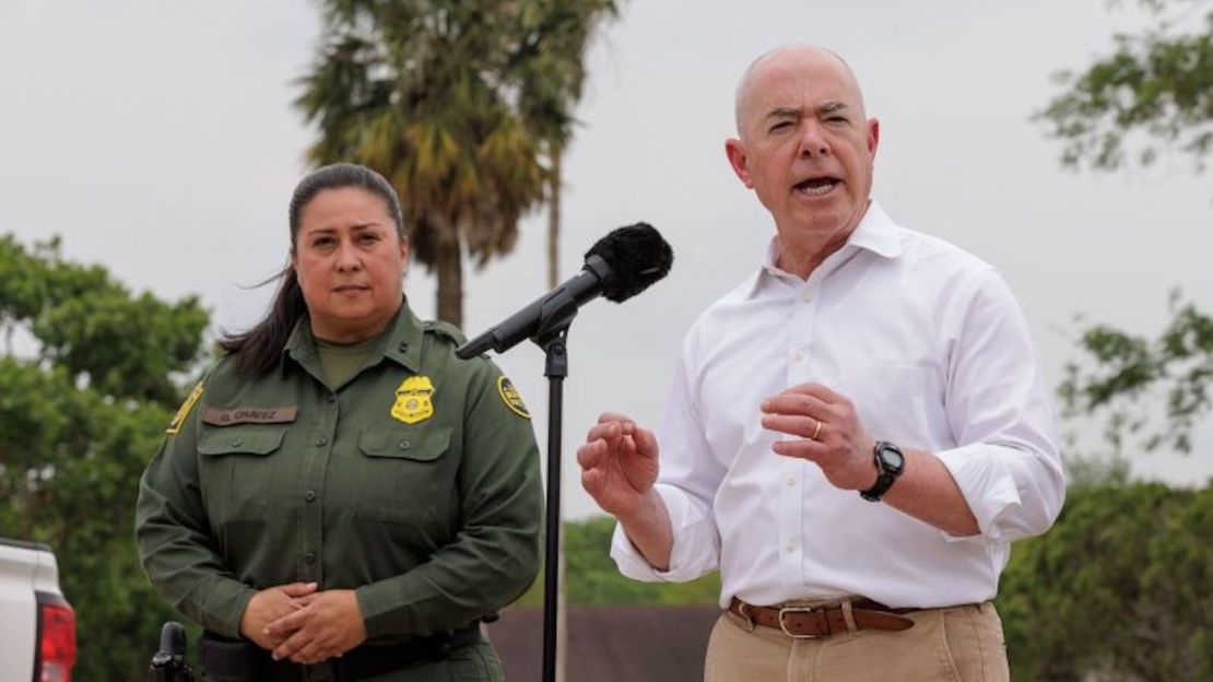 El secretario del Departamento de Seguridad Nacional de EE. UU., Alejandro Mayorkas, habla el viernes en Brownsville, Texas, sobre inmigración y la expiración del Título 42.