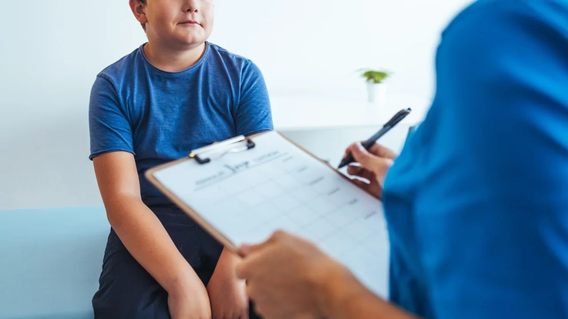 Los menores pueden malinterpretar las conversaciones de los médicos sobre su peso e interiorizar información incorrecta. Crédito: ljubaphoto/E+/Getty Images