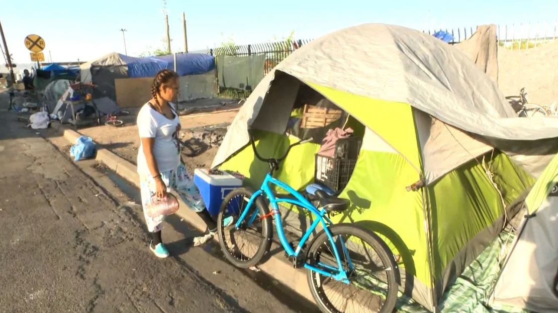 Rayann Denny vive en una tienda de campaña en un campamento para personas sin hogar en Phoenix. Crédito: CNN