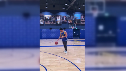 CNNE 1388664 - ricardo arjona muestra sus dotes  de baloncesto