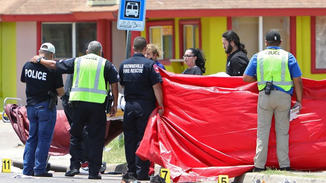 Agentes en el lugar de los hechos el domingo después de que un vehículo arrollara a un grupo de personas, matando a ocho. Crédito: John Faulk/Reuters