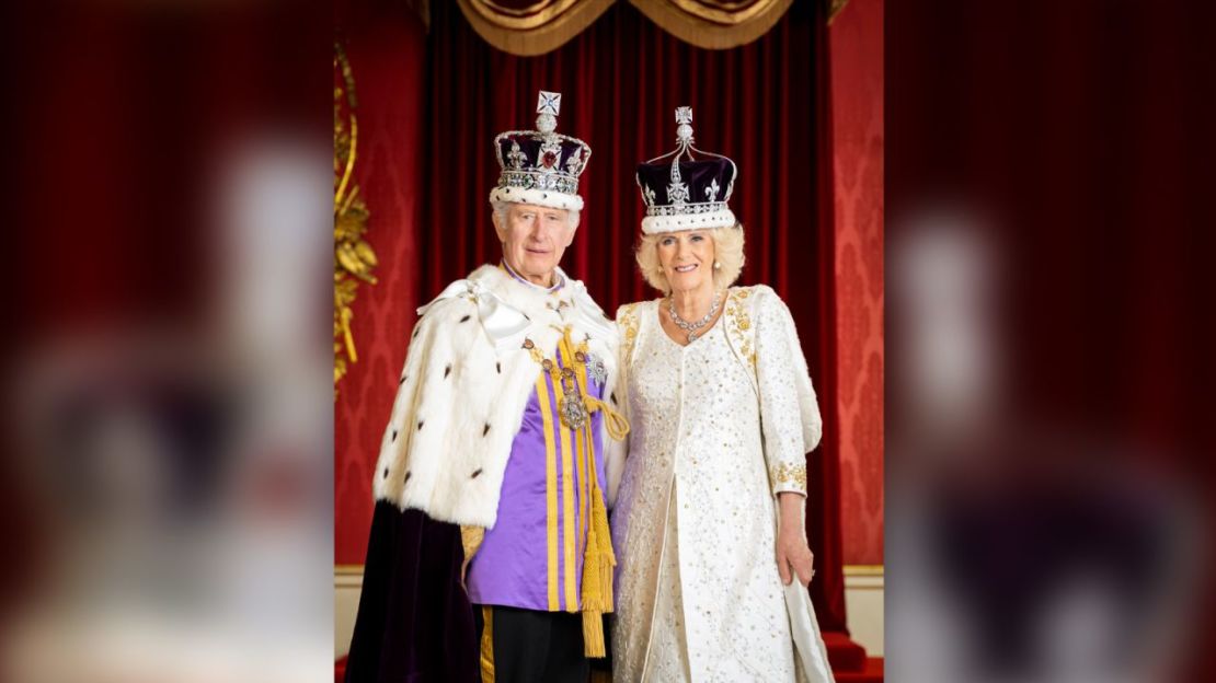 En esta fotografía proporcionada por el Palacio de Buckingham el lunes 8 de mayo de 2023, el rey Carlos III y la reina Camila aparecen en el salón del trono del Palacio de Buckingham, Londres.