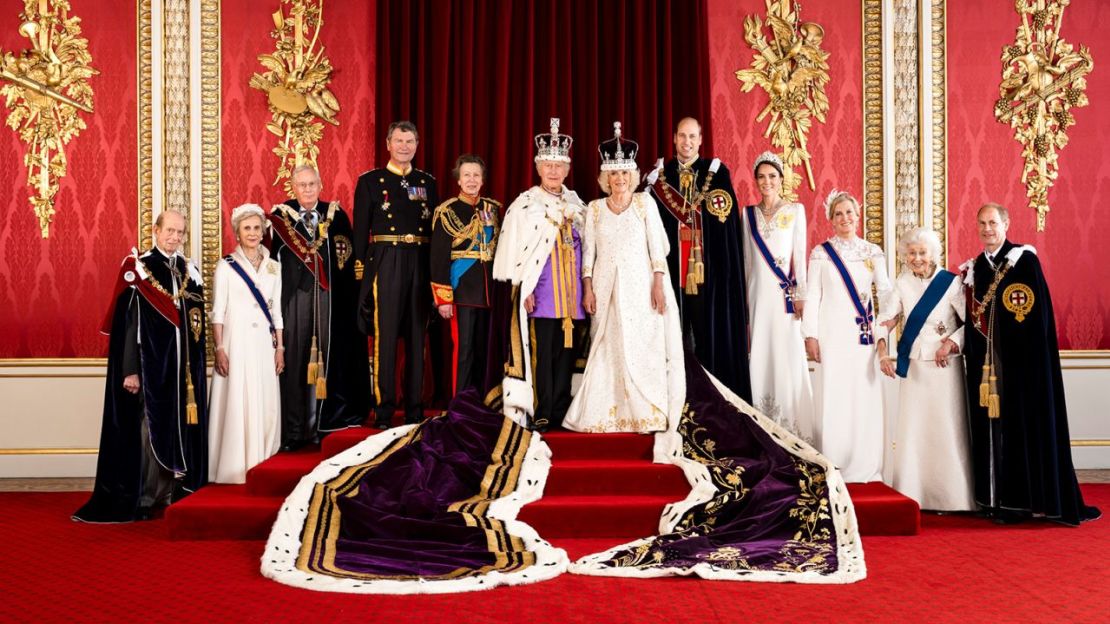 En esta foto proporcionada por el Palacio de Buckingham el lunes 8 de mayo de 2023, el rey Carlos III y la reina Camila de Reino Unido aparecen con miembros de la familia real que trabaja (de izquierda a derecha) el príncipe Eduardo, el duque de Kent, Birgitte, la duquesa de Gloucester, el príncipe Richard, el duque de Gloucester, el vicealmirante Sir Tim Laurence, la princesa Ana, el príncipe William de Gales, Kate, princesa de Gales, Sophie, la duquesa de Edimburgo, la princesa Alexandra, el Excmo. Lady Ogilvy y el príncipe Eduardo, duque de Edimburgo, en el Salón del Trono del Palacio de Buckingham, en Londres.