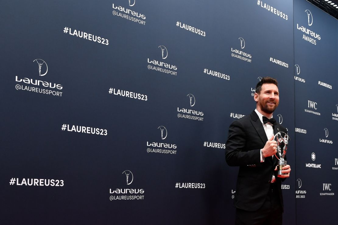 Lionel Messi posa con su premio Laureus World Sportsman of the Year 2023 en Cour Vendome de París el 08 de mayo de 2023.