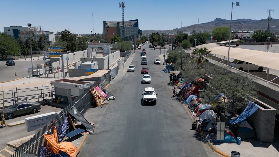 Un campamento de tiendas de campaña a lo largo de una calle en Ciudad Juárez.