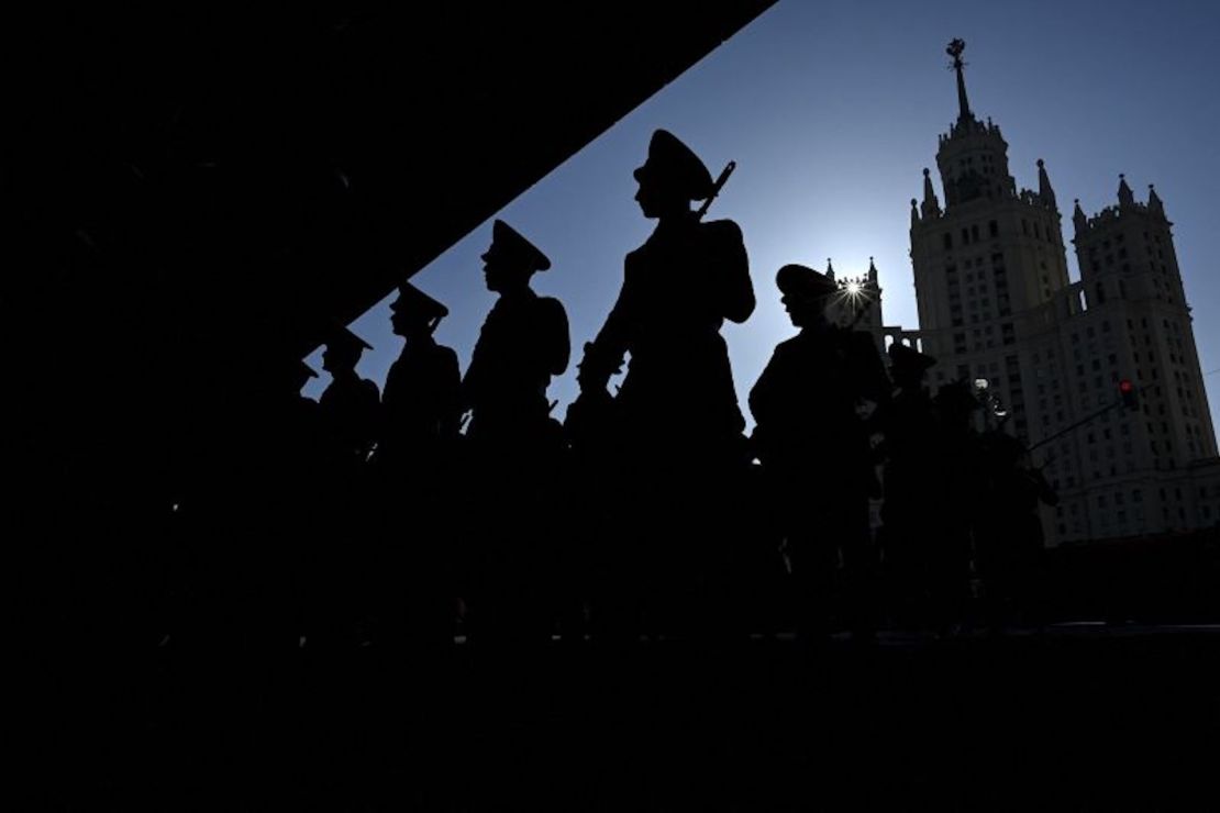 Soldados rusos ensayan el domingo para el desfile del Día de la Victoria, cuando Moscú intentará mostrar su destreza militar.