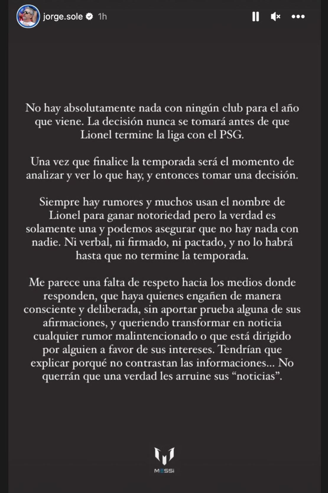 "Siempre hay rumores y muchos usan el nombre de Lionel para ganar notoriedad pero la verdad es solamente una y podemos asegurar que no hay nada con nadie. Ni verbal, ni firmado, ni pactado, y no lo habrá hasta que no termine la temporada", fue parte del comunicado del padre y representante de Messi. La agencia de noticias francesa AFP informó que la mudanza de Messi a Arabia Saudita era "un hecho", citando a una fuente cercana a las negociaciones, pero los representantes de Messi dijeron lo contrario a CNN.