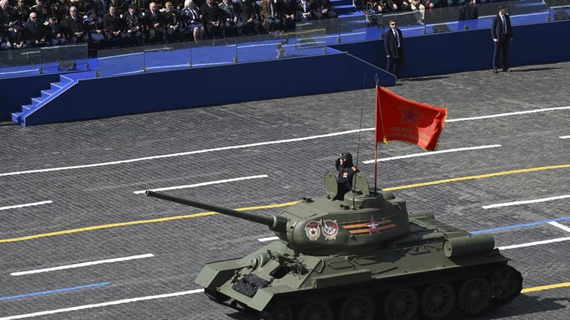 El solitario T-34/85 durante el desfile del 9 de mayo.