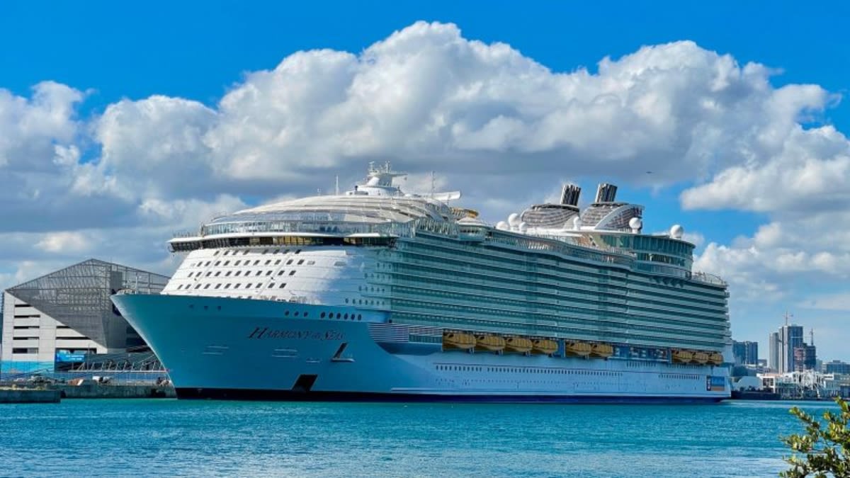 Acusan a hombre de instalar una cámara oculta en el baño público de un  crucero de Royal Caribbean | CNN