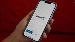 CNNE 1389301 - linkedin cerrara su aplicacion en china antes del 9 de agosto