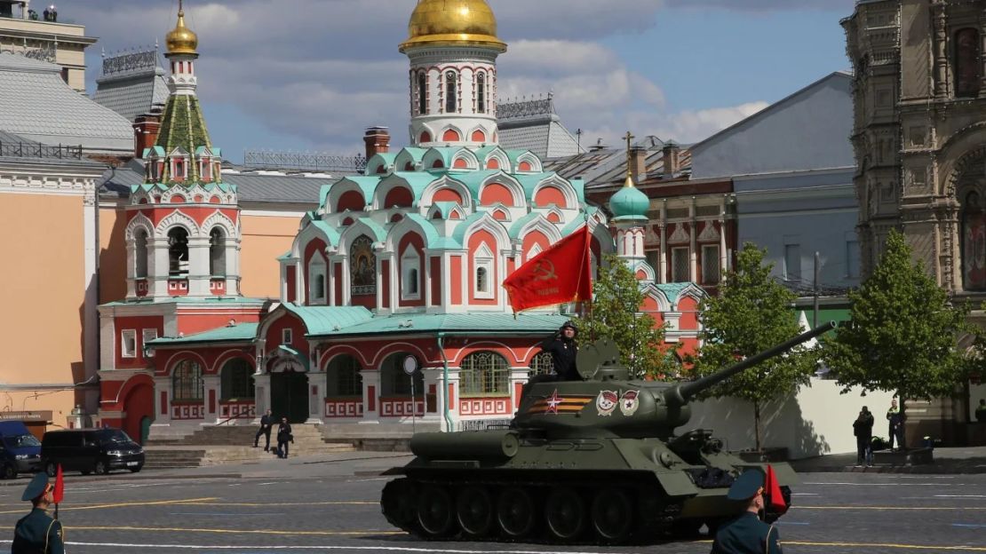 Un tanque T-34 solitario de la era soviética lidera la procesión en Moscú en contraste con la gran variedad de arsenal militar presentado en desfiles anteriores del Día de la Victoria. Crédito: Colaborador/Getty Images