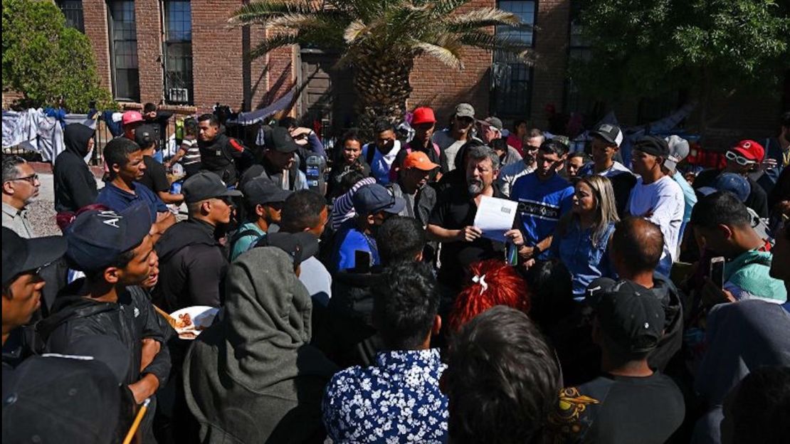 Fernando García, director ejecutivo de la Red Fronteriza por los Derechos Humanos, habla a los migrantes sobre sus derechos fuera de la Iglesia del Sagrado Corazón en El Paso, Texas, el 9 de mayo de 2023.