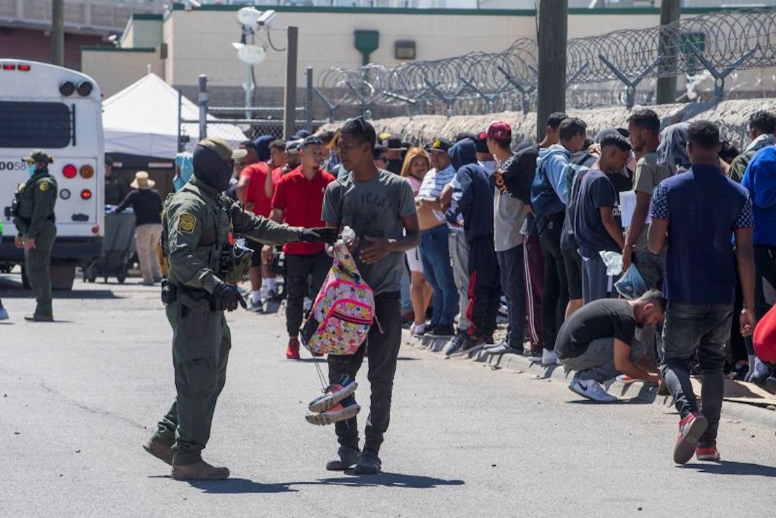 Un agente de Aduanas y Protección Fronteriza de EE.UU. habla con un inmigrante cerca de El Paso, Texas, el 9 de mayo de 2023.