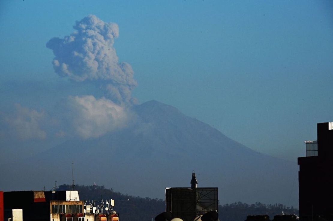 Imagen de archivo. En esta imagen aparece el volcán Popocatépetl expulsando cenizas y humo, visto desde Ciudad de México. El Popocatépetl está a unos 55 km de Ciudad de México.