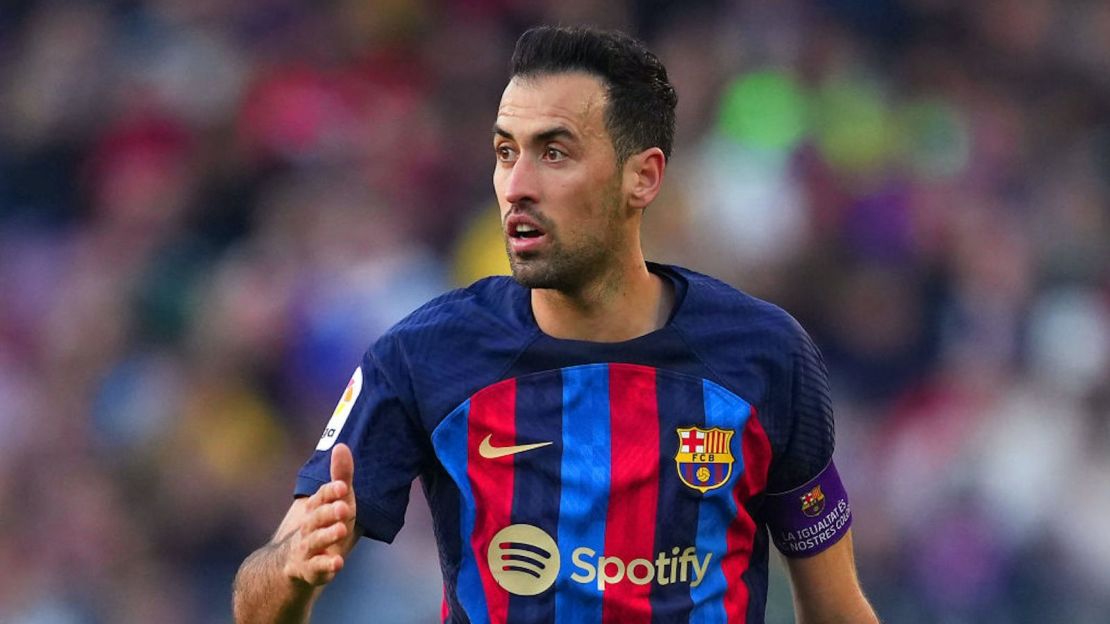 Sergio Busquets del FC Barcelona lleva un brazalete especial de capitanes para el Día Internacional de la Mujer durante el partido de LaLiga Santander entre el FC Barcelona y el Valencia CF en Spotify Camp Nou el 05 de marzo de 2023 en Barcelona, España.