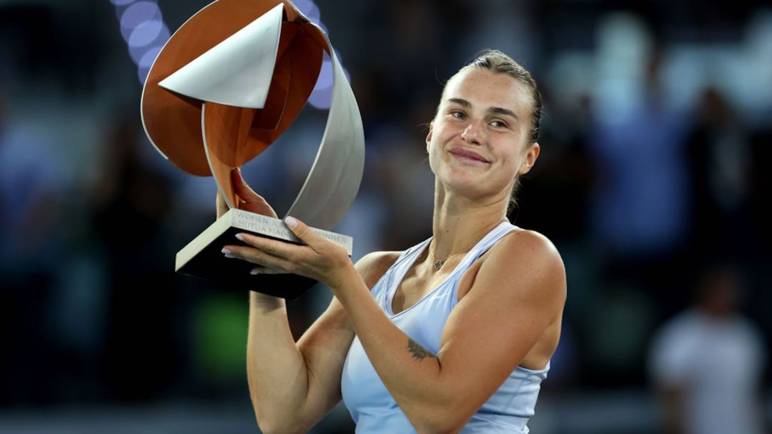La tenista bielorusa Aryna Sabalenka sostiene el trofeo del Abierto de Madrid tras vencer en tres sets a la polaca Iga Swiatek durante el torneo en la capital española en La Caja Mágica, el 6 de mayo de 2023.