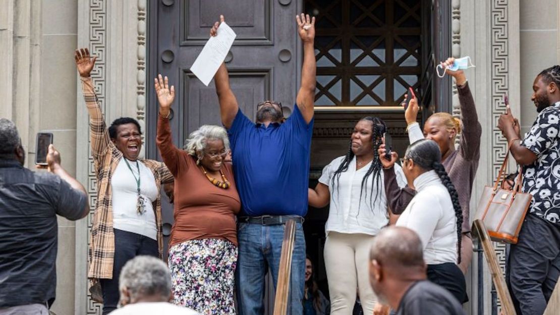 Patrick Brown, centro, levanta los brazos mientras sale como un hombre libre el 8 de mayo de 2023, en Nueva Orleans, después de décadas en la cárcel.