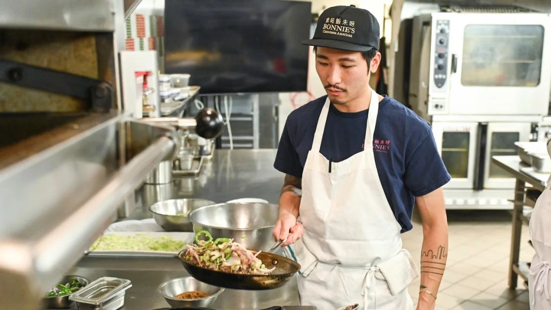 Calvin Eng forma parte de una nueva hornada de chefs que apoyan abiertamente la inclusión del glutamato monosódico en sus platillos. Crédito: Daniel Zuchnik/Getty Images