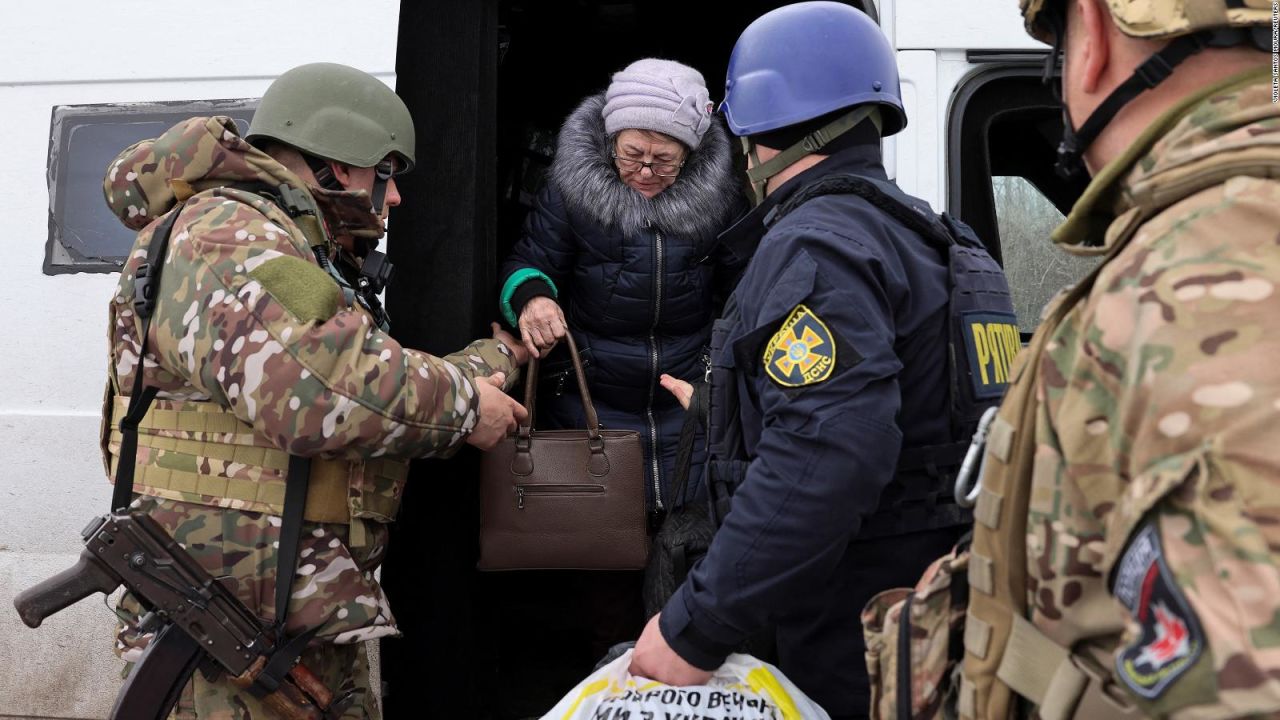 CNNE 1389923 - realizan evacuaciones de ciudades ucranianas ocupadas por rusia