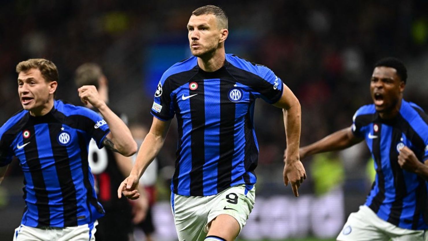 Edin Dzeko celebra su gol con el Inter ante el Milan.