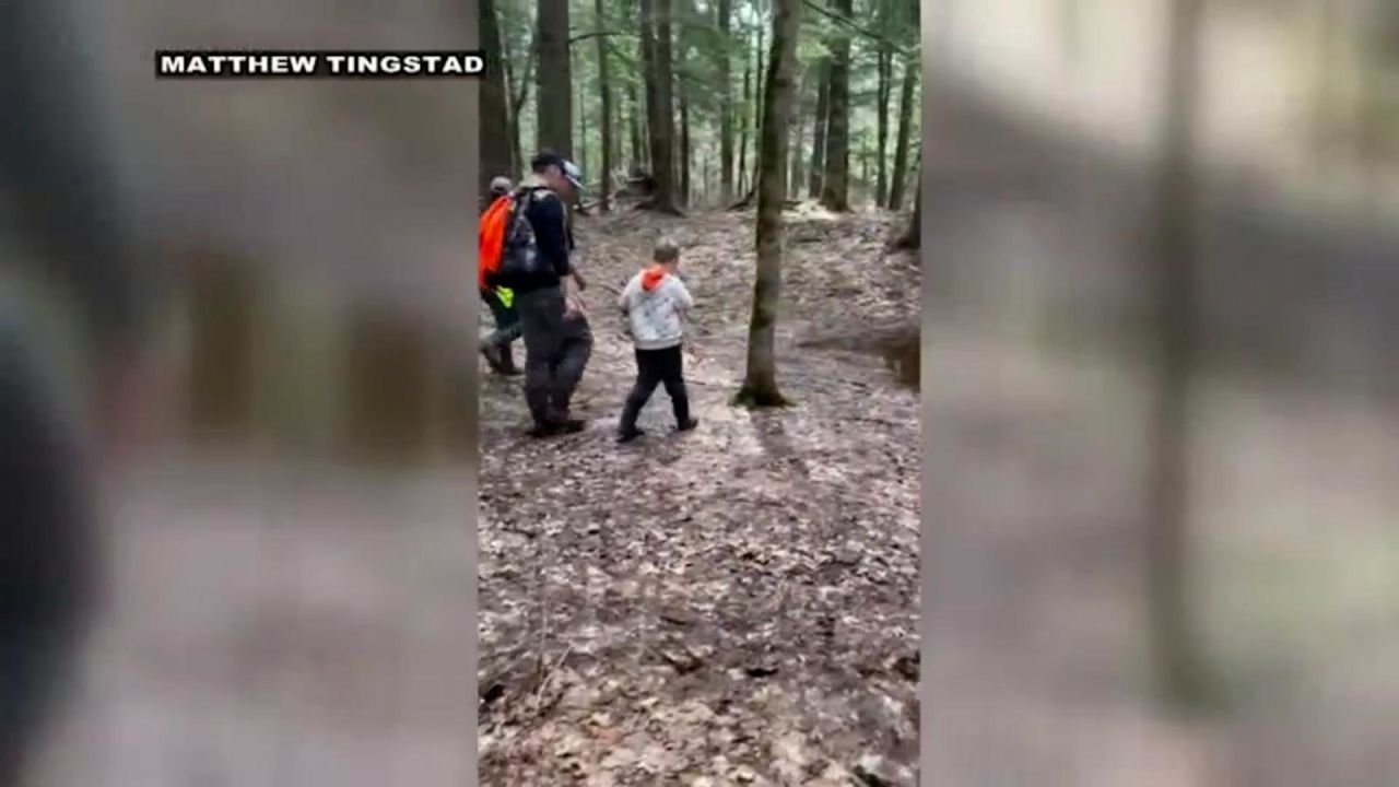 CNNE 1389991 - nino perdido en el bosque bebio nieve y dejo huellas de barro para sobrevivir