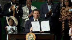 CNNE 1389996 - ron desantis firma una ley de inmigracion mas severa en florida