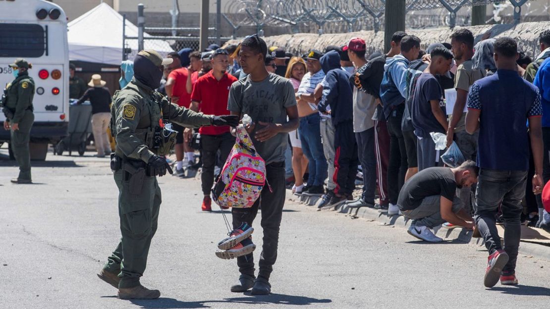 Un agente de la Oficina de de Aduanas y Protección Fronteriza de Estados Unidos habla este martes con un inmigrante cerca de El Paso, Texas.