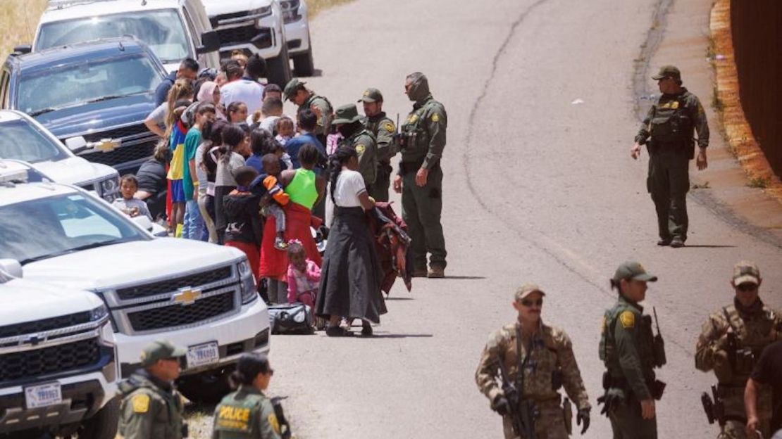 Migrantes intentan llegar a los EE. UU. a través del Río Grande, que está reforzado con una cerca de alambre de púas, visto desde Matamoros, México, el miércoles.