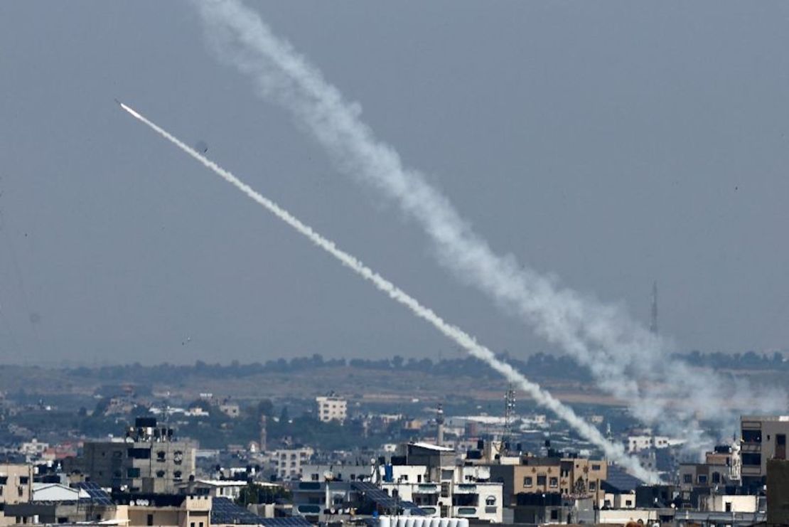 Cohetes disparados desde Gaza hacia Israel cruzaron el cielo el miércoles.