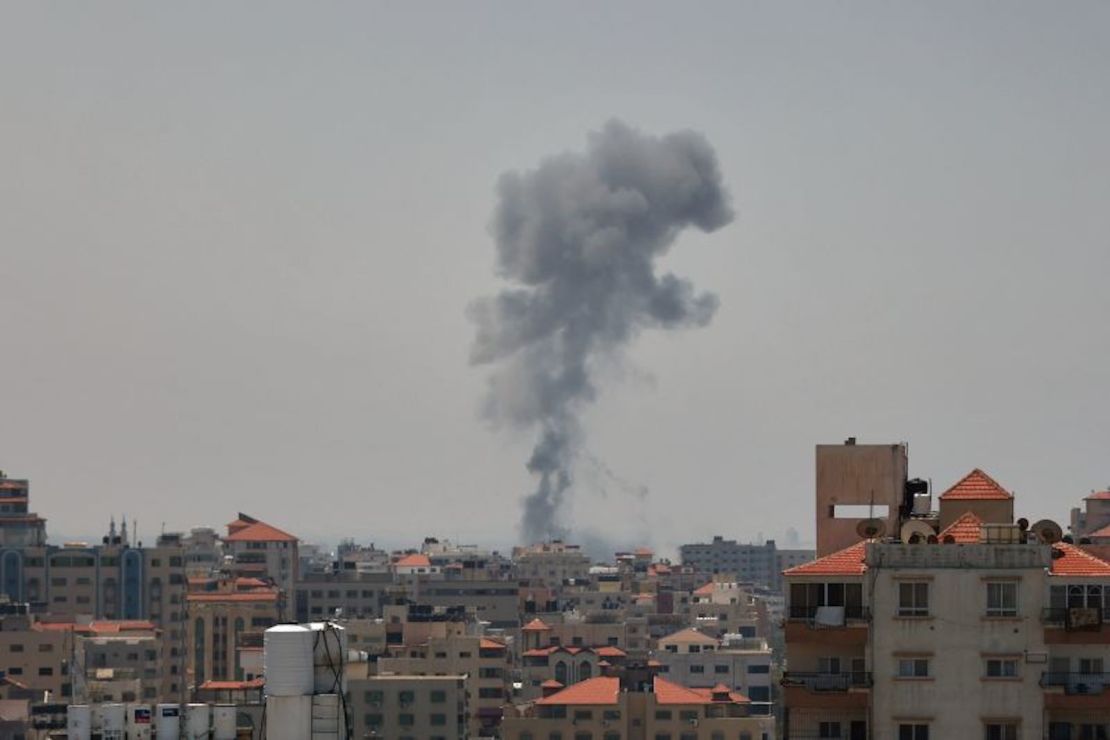 El humo se eleva tras la reanudación de los ataques militares israelíes lanzados contra Gaza el 10 de mayo de 2023.