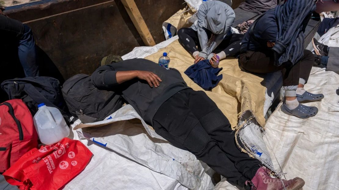 Un viajero descansa sobre la carga. No hay refugio contra el sol, el viento y el frío nocturno, pero se prefieren a los trenes abiertos porque ofrecen cierta protección contra las caídas. Crédito: Evelio Contreras/CNN