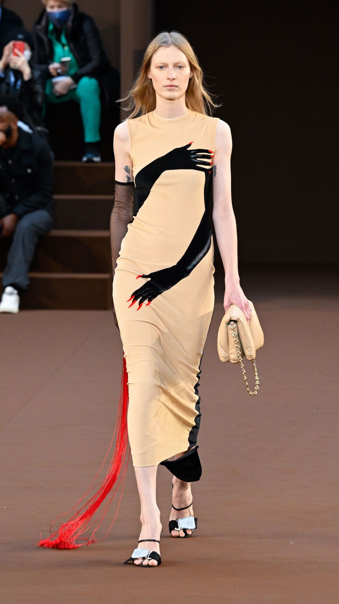 Una modelo luce un vestido con el motivo de la mano de Loewe durante la Semana de la Moda de París Otoño-Invierno 2022 del año pasado.