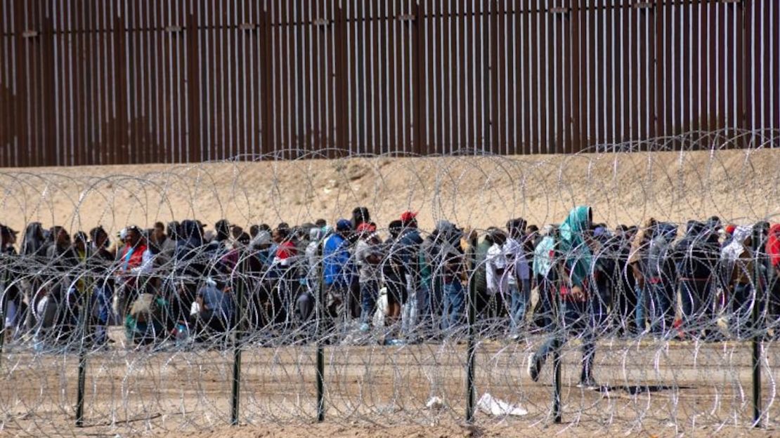 Migrantes esperan ser procesados en la frontera entre Estados Unidos y México antes del levantamiento del Título 42 en Ciudad Juárez, México, el jueves 11 de mayo.