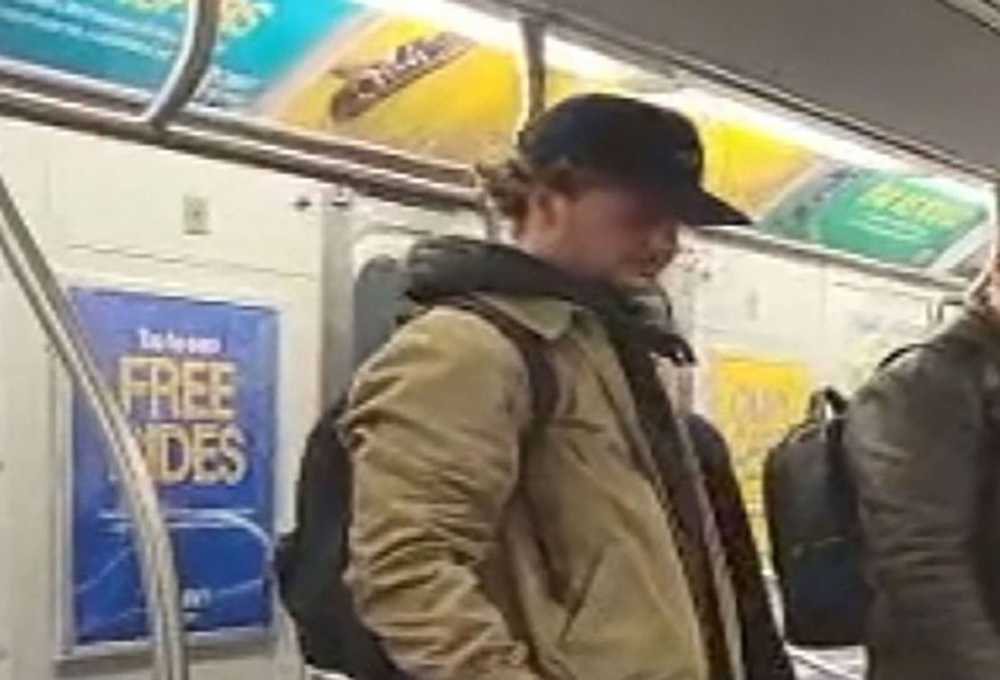 En esta foto del video del incidente se ve a Daniel Penny, antes de que estrangulara a Jordan Neely.