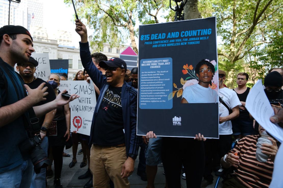 La gente asiste a una vigilia en el City Hall Park por Jordan Neely, quien fue estrangulado fatalmente en el metro por un compañero de viaje hace diez días, el 11 de mayo de 2023 en la ciudad de Nueva York.