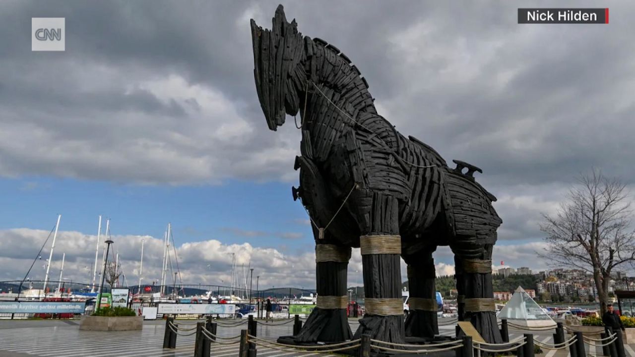 CNNE 1391782 - replica del caballo de troya conquista a turistas en turquia