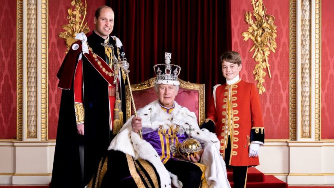 En esta foto publicada por el Palacio de Buckingham el viernes 12 de mayo de 2023, el rey Carlos III del Reino Unido, el príncipe de Gales y el príncipe George posan para una foto el día de la coronación, el 6 de mayo de 2023, en el Salón del Trono de Palacio de Buckingham, Londres.