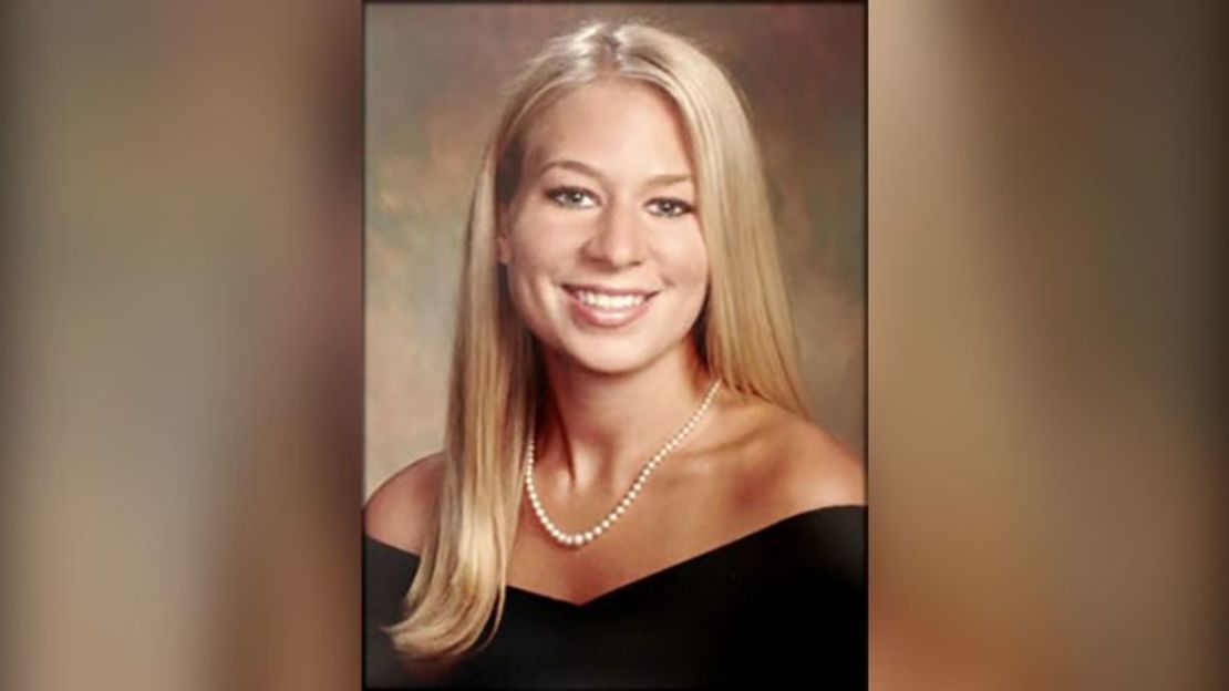 Natalee Holloway, de Alabama, posa para su retrato de último año en el anuario de Mountain Brook High School.