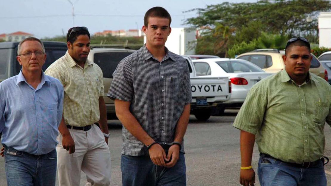 Joran van der Sloot, centro, llega para una prueba de ADN el 20 de julio de 2005 en Oranjestad, Aruba.