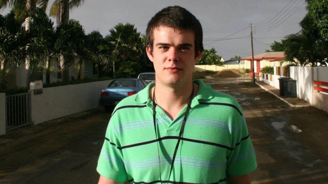 Joran van der Sloot camina en diciembre de 2007 a un supermercado cerca de la casa de sus padres en Aruba después de salir de prisión.