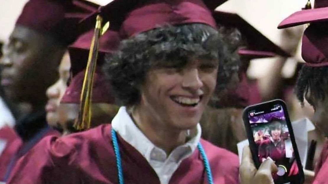 Gavin Guffey acababa de graduarse de la escuela secundaria cuando se suicidó en julio del año pasado. Cortesía de Brandon Guffey