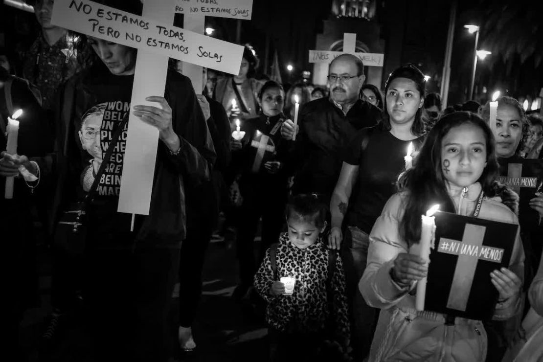 Siomara y Nicole asisten a una manifestación en 2019 en el Día Internacional de la Eliminación de la Violencia contra la Mujer.