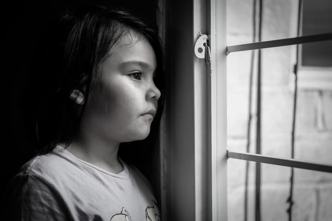 Nicole mira por la ventana de la casa en la que vivían en ese momento en Ecatepec, México. Ese día de 2021, Siomara le dijo: "Nos mudamos de nuevo". Era la octava vez que se mudaban.