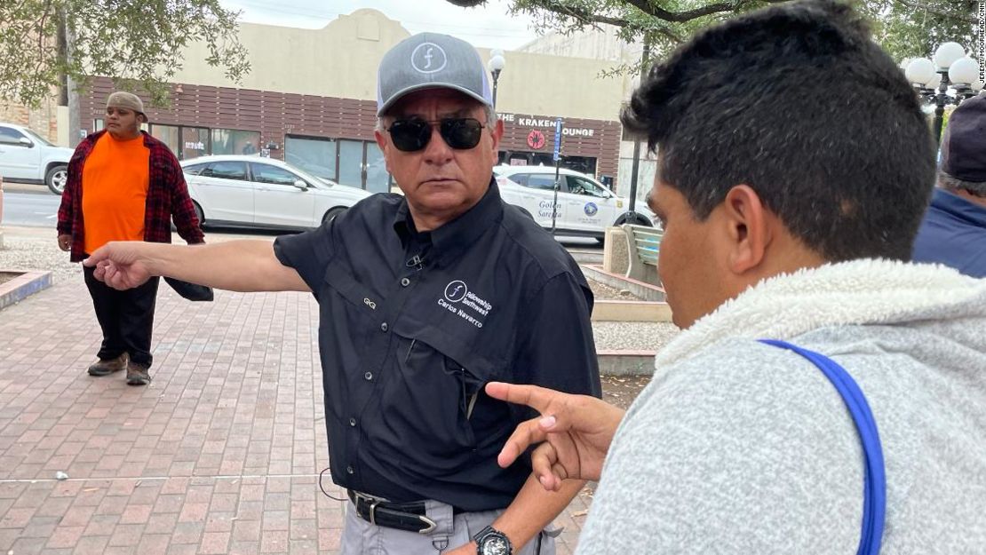 El pastor Carlos Navarro, quien llegó a Estados Unidos desde Guatemala en 1982, dice que se ve a sí mismo en los migrantes que han llegado recientemente a su ciudad.