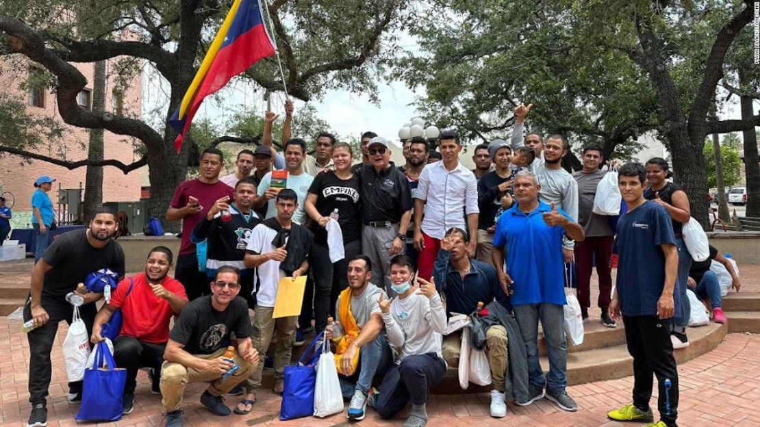 El pastor Carlos Navarro de la Iglesia Batista West Brownsville posa con un grupo de migrantes venezolanos que acaban de llegar a su ciudad.