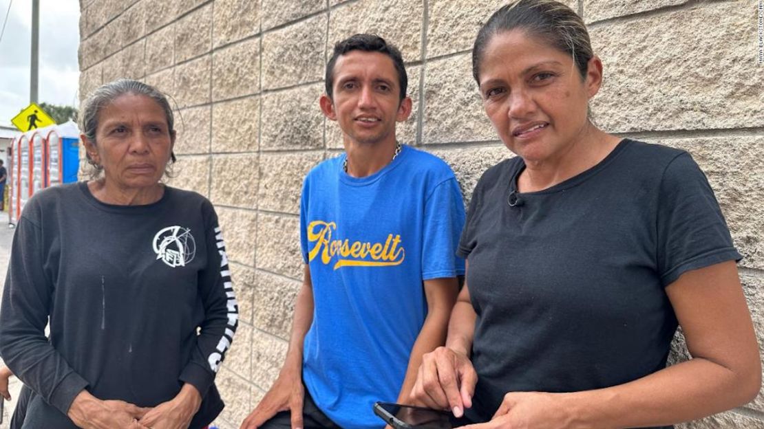 Diocelina Querales ha estado vigilando la llegada de otros miembros de la familia a Brownsville con su madre, Diana, y su hermano, Francisco.