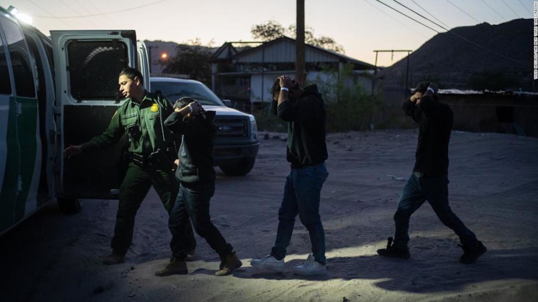 Un grupo de hombres de El Salvador son detenidos por agentes de la Patrulla Fronteriza de los Estados Unidos después de cruzar desde México cerca de Sunland Park, Nuevo México, el viernes 12 de mayo.