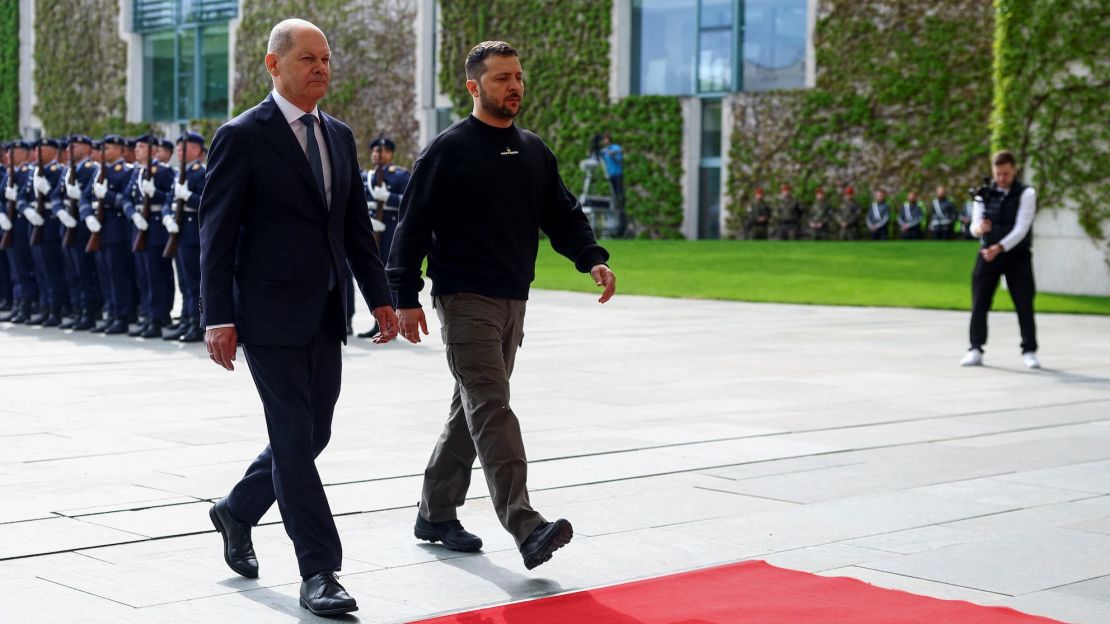 El canciller de Alemania Olaf Scholz recibe al presidente de Ucrania, Volodymyr Zelensky, en la Cancillería de Berlín el domingo. Lisi Niesner/Reuters