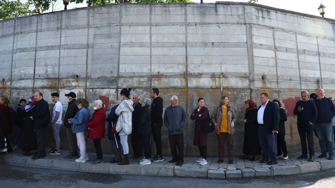 Votantes hacen fila frente a un colegio electoral en Estambul, Turquía, el 14 de mayo de 2023.